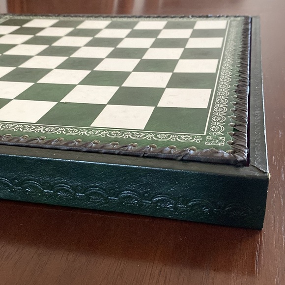 Chess Set-Self Contained. - Picture 15 of 16